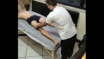 Amigo da faculdade veio pra massagem e n&atilde_o esperava sair gozado