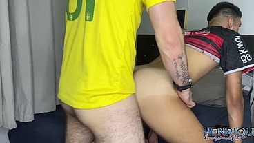 O CAMISA 10 FAZENDO EU ME AFOGAR NO LEITE DELE E ME FAZENDO GOZA DE PAU DURO LEVANDO ROLA
