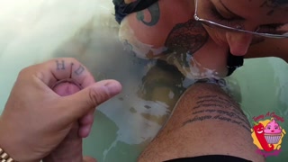 Ladymuffin Drinks champagne in the whirlpool