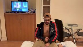 marcos goiano fodeu o rabo do passivo em londres @oliverhuntxxx. twink estava com tesao no rabo e ficou de quatro pra levar pica