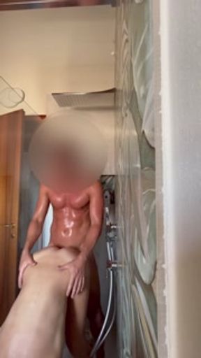 Coppia amatoriale fa sesso bollente in doccia con venuta in bocca
