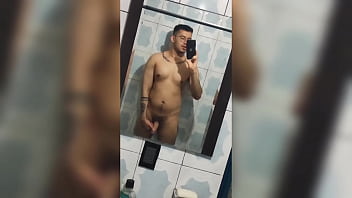 Joven musculoso de 19cm de verga.... graba como se masturba para su novia !