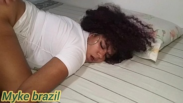 geovana Meirelles e uma iniciante no porno pelo myke brazil ela veio na minha casa me desejar um feliz ano novo e rolou sexo gostoso começando com sexo anal