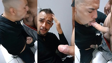 Se rendeu aos prazeres entre homens no banheiro da academia.