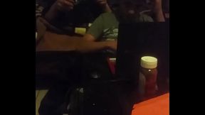 Jovenes follan salvajemente