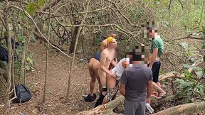 Em p&uacute_blico fodendo com varios homens