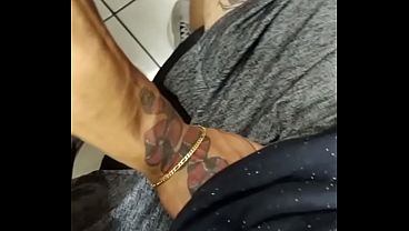 Agulha na bunda e m&atilde_o no volume do short