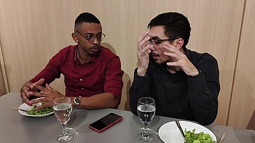 Corno está distraído no jantar fechando negócio Tiffany entra embaixo da mesa para chupo o pau do parceiro e faz sexo selvagem no restaurante