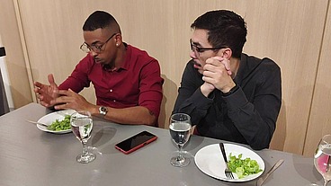Corno está distraído no jantar fechando negócio Tiffany entra embaixo da mesa para chupo o pau do parceiro e faz sexo selvagem no restaurante