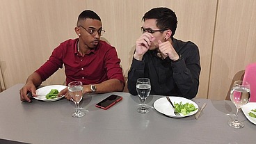 Corno está distraído no jantar fechando negócio Tiffany entra embaixo da mesa para chupo o pau do parceiro e faz sexo selvagem no restaurante