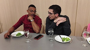 Corno está distraído no jantar fechando negócio Tiffany entra embaixo da mesa para chupo o pau do parceiro e faz sexo selvagem no restaurante