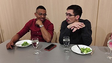 Corno está distraído no jantar fechando negócio Tiffany entra embaixo da mesa para chupo o pau do parceiro e faz sexo selvagem no restaurante