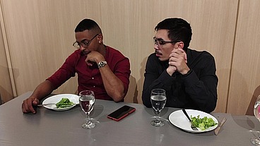 Corno está distraído no jantar fechando negócio Tiffany entra embaixo da mesa para chupo o pau do parceiro e faz sexo selvagem no restaurante
