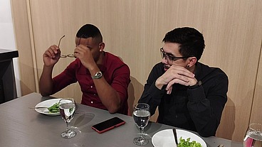 Corno está distraído no jantar fechando negócio Tiffany entra embaixo da mesa para chupo o pau do parceiro e faz sexo selvagem no restaurante