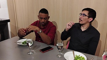 Corno está distraído no jantar fechando negócio Tiffany entra embaixo da mesa para chupo o pau do parceiro e faz sexo selvagem no restaurante