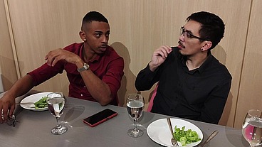 Corno está distraído no jantar fechando negócio Tiffany entra embaixo da mesa para chupo o pau do parceiro e faz sexo selvagem no restaurante