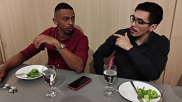 Corno está distraído no jantar fechando negócio Tiffany entra embaixo da mesa para chupo o pau do parceiro e faz sexo selvagem no restaurante