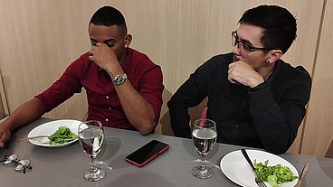 Corno está distraído no jantar fechando negócio Tiffany entra embaixo da mesa para chupo o pau do parceiro e faz sexo selvagem no restaurante