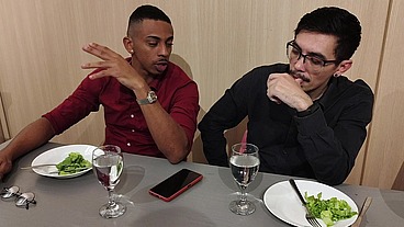 Corno está distraído no jantar fechando negócio Tiffany entra embaixo da mesa para chupo o pau do parceiro e faz sexo selvagem no restaurante
