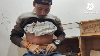 Buff Indisk kille runkar sin massiva svarta dildo