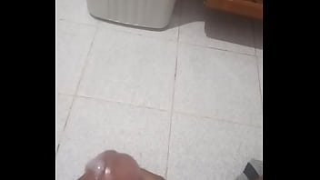 Rola Preta Gozando- Neg&atilde_o pau pequeno jorrando porra