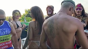 festinha na mans&atilde_o com amigos acaba virando suruba generalizada em pleno ceu aberto (COMPLETO NO RED)