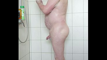 Einseifen und Abduschen unter der Dusche