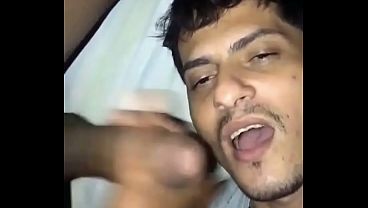 Vi um megao pauzudo mijando na linha do trem e ele ficou balan&ccedil_ando o pau duro pra mim, mamei gostoso