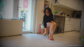 Cloe: l'agente immobiliare e i suoi tacchi da urlo - Cloe: estate agent in beautiful high heels (PEDAL PUMPING)