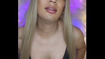 Transexual vestida y jalando su polla