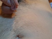 Faccio colare il mio piscio sul petto!