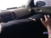 Me cojo a la niñera en el auto por su pequeño culo