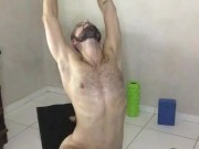 Yoga naked. Me alongando pelado.