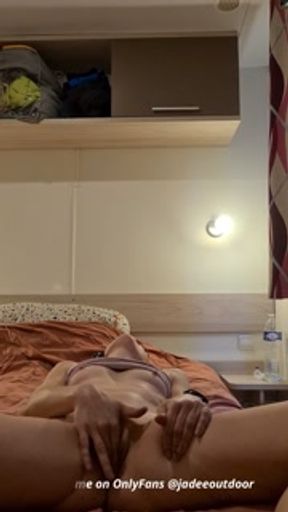 She touches herself and cum while teleworking 😜💦😜