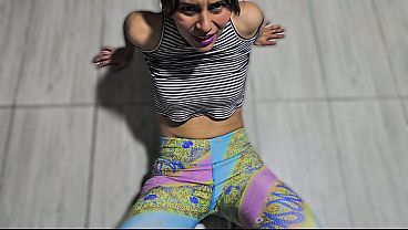 Decidi ejercitarme pero mi hermanastro se puso tan cachondo al ver mi culo que me follo para hacer mas ejercicio