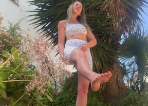 Footfetish domina shows her feet, soles and toes outdoor