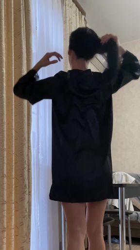 Amateur onlyfan flaunts tight ass on live stream