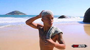 Dando pro dotado na praia de nudismo!