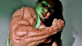 FBB HUGE LIGTH SET PHOTO VIDEO GIANTESS GRUNTING GREEN LIGTH GRUNTING HUGE BICEOS MASSIVE BACK TRAPS GREAT VIEW BETWEEN THE SCENES GIANT MUSCULAR FEMALE DOUBLE BICEPS FOR MY BODY LOVERS FANS !