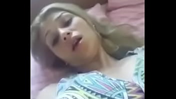 Loira Pefeita extremamente gostosa batendo siririca antes do marido chegar