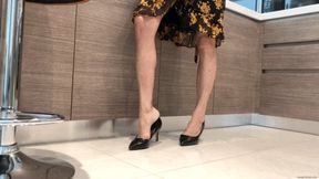 SORE FEET IN HEELS AT A PARTY - MP4 Mobile Version