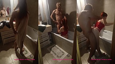 Me encuentro a mi madrastra sola en casa metida en la bañera y terminé follandome a mi Madrastra en el baño ?
