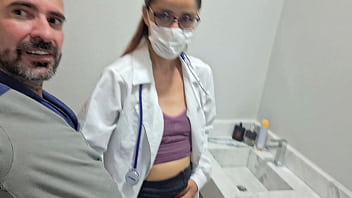 VAZOU v&iacute_deo da enfermeira fodendo dentro do banheiro do hospital!