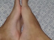 Imagina seu pau sendo massageado pelas minhas solas
