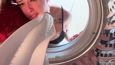 Ela ficou presa na máquina de lavar e eu aproveitei cada segundo antes de tirar COMPLETO