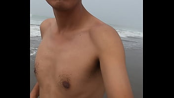 Disfrutando de la playa nudista