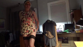 Vidéo amateur solo d'une fille américaine mature et ronde, travestie, grosse et gay, se faisant enculer