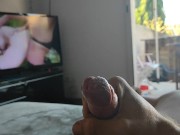 Branlette devant un film de cul trans