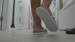 Comparing the popping heels of black and white flip flops 2d