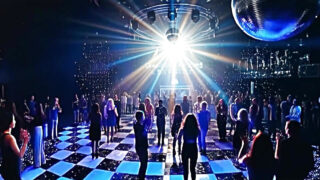 Gorąca brunetka Christina Bella rozkoszuje się analnym trójkątem z BBC, niedbałym fellatio, połykaniem spermy i lizaniem cipki